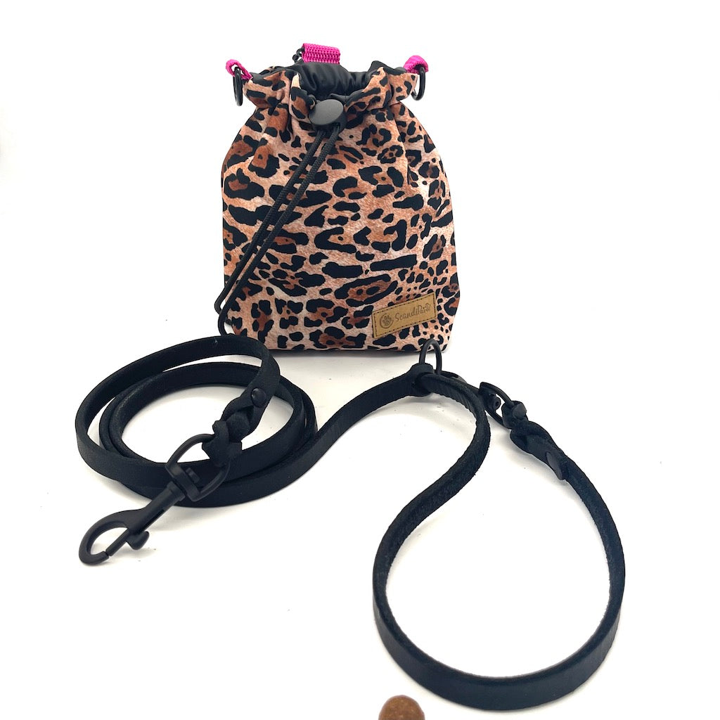 Leckerlibeutel Crazy Pink Leo Black Edition Goodiebag mit Hundeleine von ScandiPaws