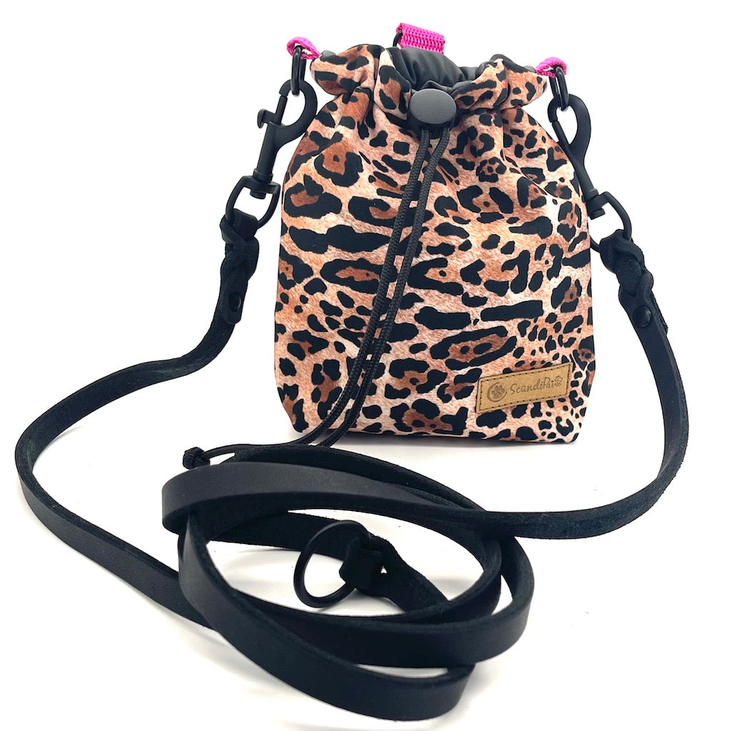 Leckerlibeutel Crazy Pink Leo Black Edition Goodiebag mit Hundeleine von ScandiPaws