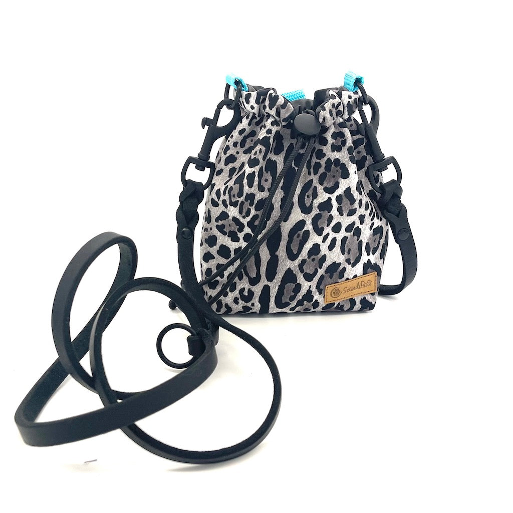 Leckerlibeutel Minty Grey Leo Black Goodiebag mit Hundeleine von ScandiPaws